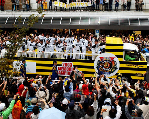 【悲報】阪神タイガースさん、18年ぶりの優勝なのにパレードを手抜きされてしまう