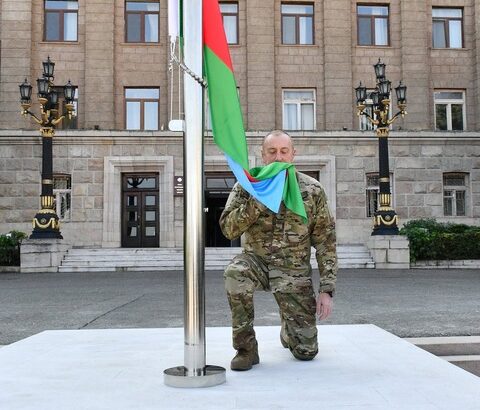 アゼルバイジャン大統領 ナゴルノカラバフ訪問 国旗を掲揚