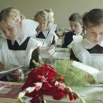【画像】ソ連時代の学校制服がエプロンみたいでワロタ