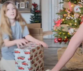 【動画】白人少女、クリスマスプレゼントにゲーム機をもらい開封後、幸せの絶頂から転落…