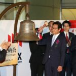 侍J・栗山前監督が東京証券取引所大納会で今年を締めくくる打鐘「来年は世界があこがれる日本経済に」
