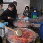 石川県中能登町の避難所の炊き出し　ズワイガニ500匹入りのみそ汁が振る舞われる