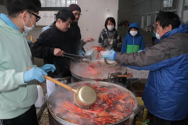 石川県中能登町の避難所の炊き出し　ズワイガニ500匹入りのみそ汁が振る舞われる