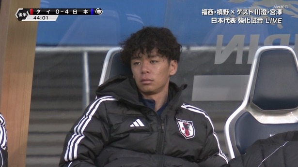 【悲報】タイ戦の日本代表ベンチ、前半で交代した伊藤涼太郎の表情がヤバいｗｗｗｗ