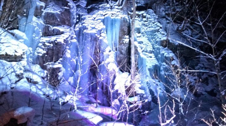 【冬の絶景温泉】青森 奥入瀬渓流「真っ白な雪が森を包み込み、一面銀世界に！冬にはその流れも止まり大きな氷柱」