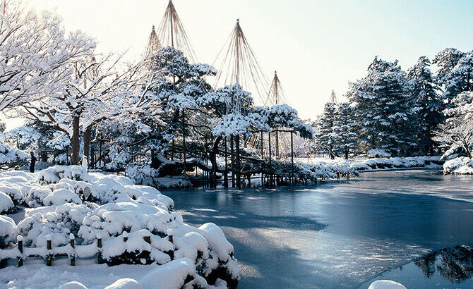 【冬の絶景】石川県  兼六園の「雪吊り」日本三名園：江戸時代の代表的な大名庭園