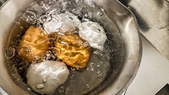 みんなはゆで卵を作るときって水からゆでるか沸騰してから卵入れるか