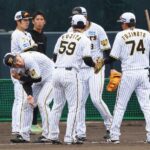阪神・栄枝、ヒヤリ　走塁練習中に打球が首に直撃し、岡田監督も「当たった？誰だ？」と心配顔
