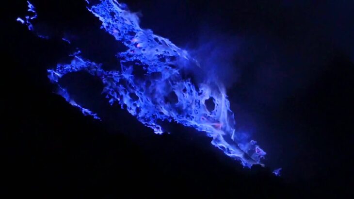 【世界を旅して回りたい】自然の驚異を感じさせる火山から噴出する青い炎（インドネシア、イジェン山）