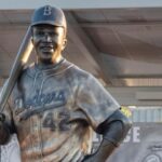 盗まれた黒人名選手ジャッキー・ロビンソンさんの像、焼かれて粉々の状態で発見
