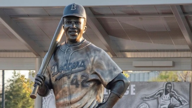 盗まれた黒人名選手ジャッキー・ロビンソンさんの像、焼かれて粉々の状態で発見