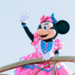 主役はミニー！ディズニーランドがピンクや水玉に、パレード中、観客と触れ合いも：3月19日まで