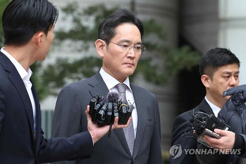 韓国地裁、サムスントップに無罪判決　法廷で安堵の笑み