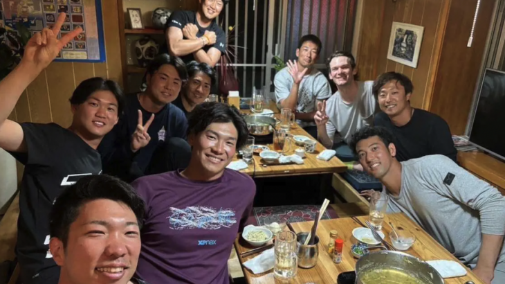 救援陣が昨季無念の離脱ケラーと沖縄で祝杯　巨人移籍の元同僚に岩崎が“らしい”エールも