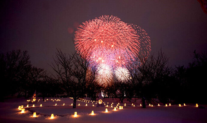 【冬の花火】新潟：長岡雪しか祭り、温かなキャンドルの灯で会場を照らし、冬の夜空を彩る「雪花火」を打ち上げます！2月17日(土)、18日(日)