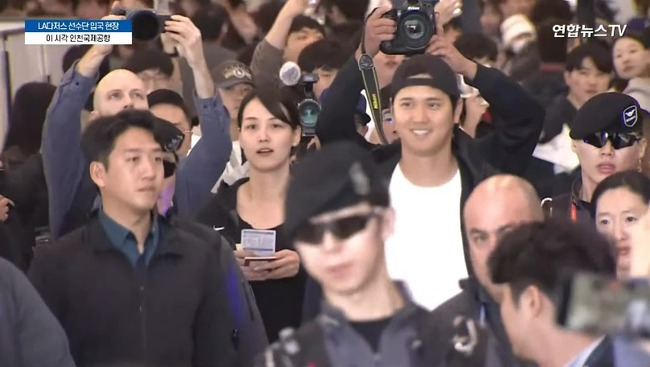 ドジャース・大谷翔平、夫人同伴での登場に韓国の空港熱狂！　日韓メディア、ファン600人から大歓声
