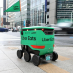 【注目】これから注文したゲームはロボットで届く　Uber Eatsロボット配送が6日にスタート、雨の中でも懸命に運ぶロボットの様子を見てきた