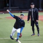 【？】日ハム若手野手の細川凌平、伊藤大海投手から投球指導を受ける
