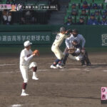 甲子園バックネット裏の何故かユニフォームの着用を義務づけられ行儀よく座らされてるキッズたち