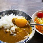 カレーにゆで卵←わかる　カレーに温泉卵←まぁ…わかるよ　カレーに生卵←？！