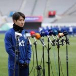 【悲報】韓国代表追放危機のイ・ガンインさん、スタジアム練習中のピッチで謝罪会見で晒し上げwwwwwww