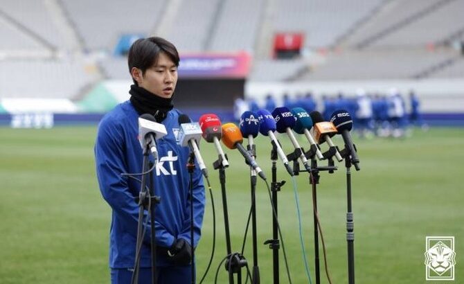 【悲報】韓国代表追放危機のイ・ガンインさん、スタジアム練習中のピッチで謝罪会見で晒し上げwwwwwww