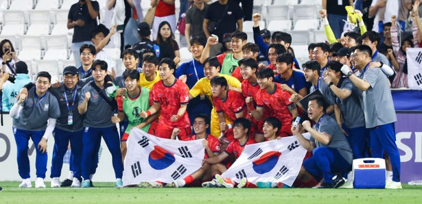 【画像】韓国さん、日本に勝って記念写真まで撮って予選敗退というｗｗｗｗｗｗｗｗ