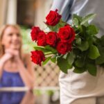 【実話】衝撃的プロポーズで逮捕？突然一輪のバラの花を差し出し…衝撃展開