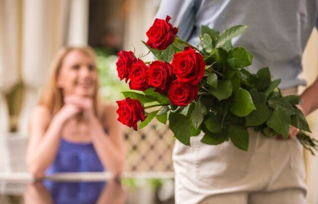 【実話】衝撃的プロポーズで逮捕？突然一輪のバラの花を差し出し…衝撃展開