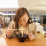 【迷惑行為】注文したラーメンと一緒に持参した白米を食べていたら注意を受けました。注文はしているし、文句を言われる筋合いはないと思うのですが…。