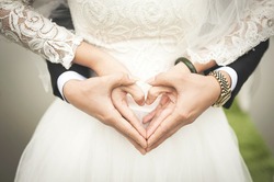 【結婚】若者の幸福度が中年並みに急降下！結婚も減少する深刻な理由とは？