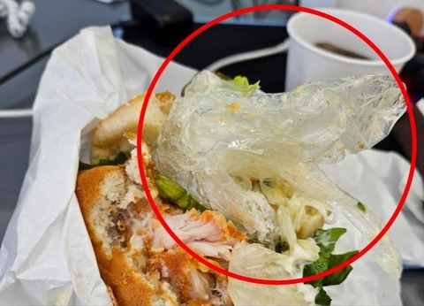 【韓国】ハンバーガーからビニール手袋…マムズタッチ、証拠回収後に嘘をつき「食べて腹をこわさない限り補償できない」