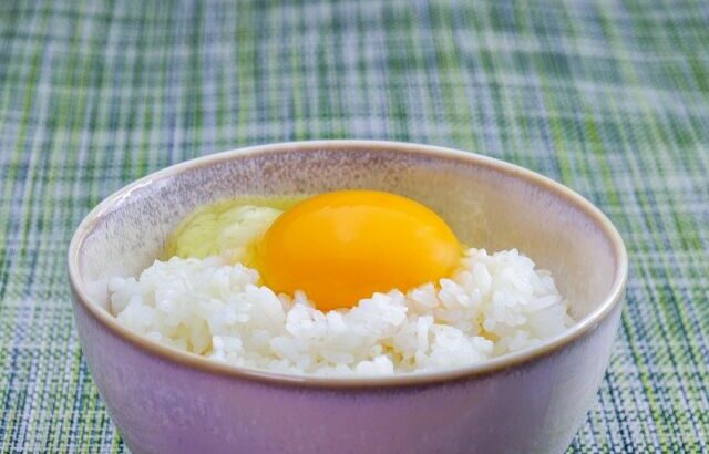 白米に生卵と醤油ともう１つ何か入れて究極の卵かけご飯を作ろうと思うんやが
