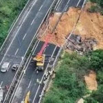 【中国】24人死亡…崩落した高速道路と巻き込まれた車両の様子