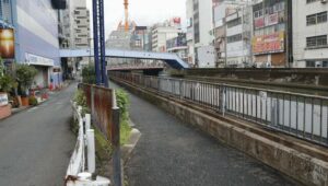 横浜駅近くの路上で面識のない女性を殺害　３３歳無職男を逮捕