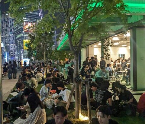 【画像あり】東京の若者、お金が無さ過ぎてただ道端に座って会話することが流行るｗｗｗｗｗ