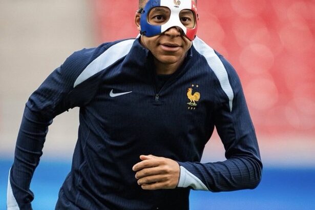 【画像】鼻骨折 ムバッペ、フランス国旗柄の特注マスク披露姿がタートルズすぎるｗｗｗｗｗｗｗｗｗ