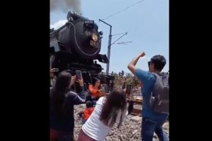 メキシコの撮り鉄、自撮り中列車に跳ね飛ばされ死亡、当然それも撮影される