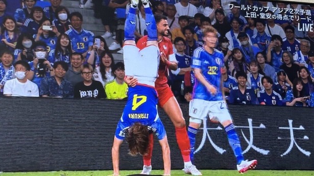 【画像】サッカー日本代表、試合中にふざけてしまう🤪