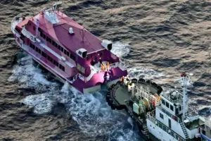 「みんなずっと吐いているすごい光景」下船した乗客が語る…航行不能の高速ジェット船　出発から約22時間　ようやく伊豆大島に到着