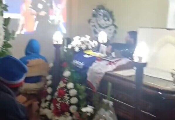 【朗報？】チリのサッカーファンさん…通夜に棺開けてサッカー観戦＝「死んでもコパは見逃さない」