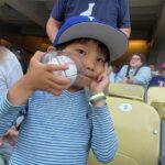 大谷のホームランが顔面に直撃したノブヨシ君(6歳)、日本帰国前に大谷からサイン入りボールを貰う。