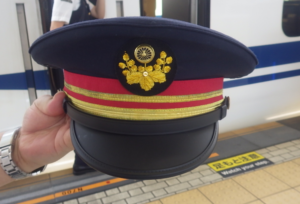 ＪＲ西日本の駅員・乗務員、熱中症予防で「脱帽」を認める方針…記録的な猛暑で社内規定を緩和