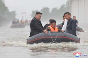 金正恩総書記の頭がゴムボート移動中に木に接触…北朝鮮洪水で1000人以上死亡か？