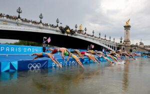 セーヌ川で強行されたトライアスロンでまた犠牲者　選手男女2名が胃腸感染症