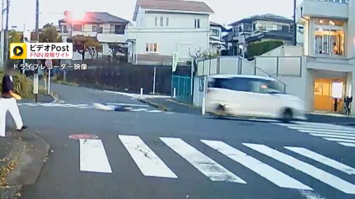 【動画】お母さん、物凄い勢いで息子の車に引き摺られてしまう・・・