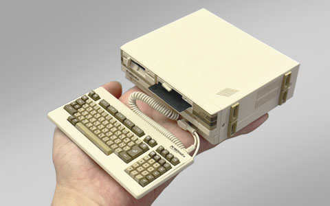 1/4サイズ再現「PasocomMini PC-8801mkII SR」が2025年春頃に発売決定