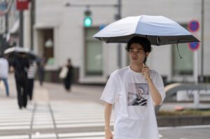 東京都心で「日傘男子」が急増中　直撃ルポでわかった「帽子じゃダメな理由」