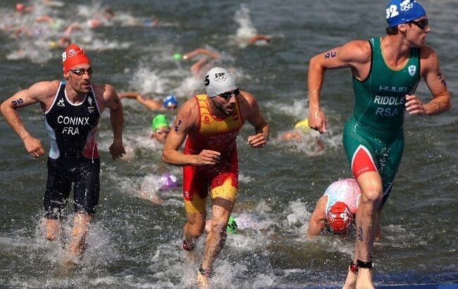 【パリ五輪】セーヌ川でトライアスロン開催　10回嘔吐する選手も