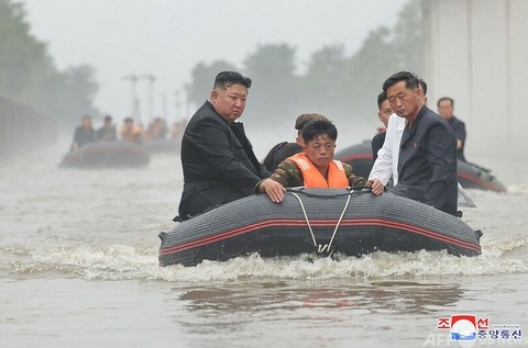【北朝鮮・大雨】金正恩氏、ゴムボートで視察